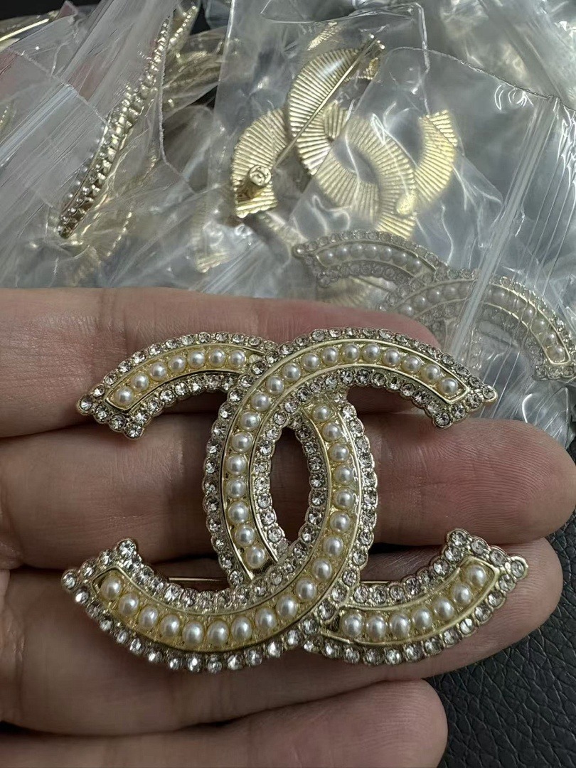 Brooch 10