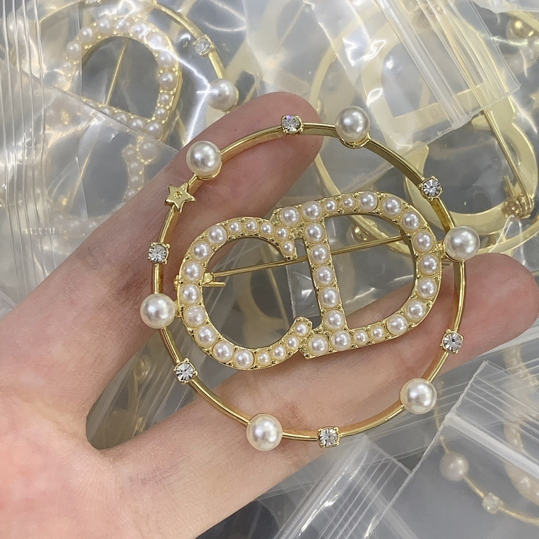 Brooch 13