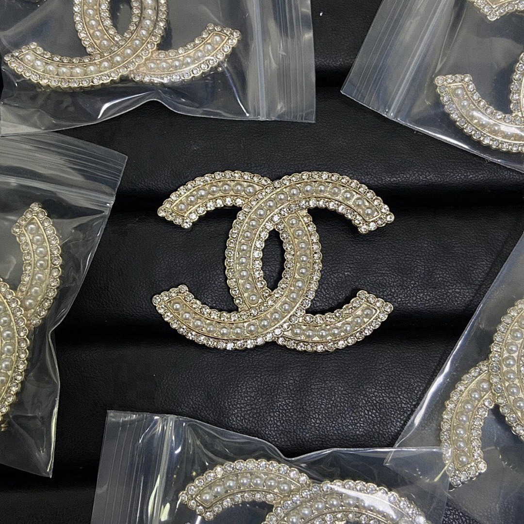 Brooch 14