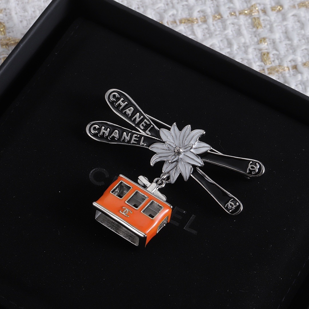 Brooch 19