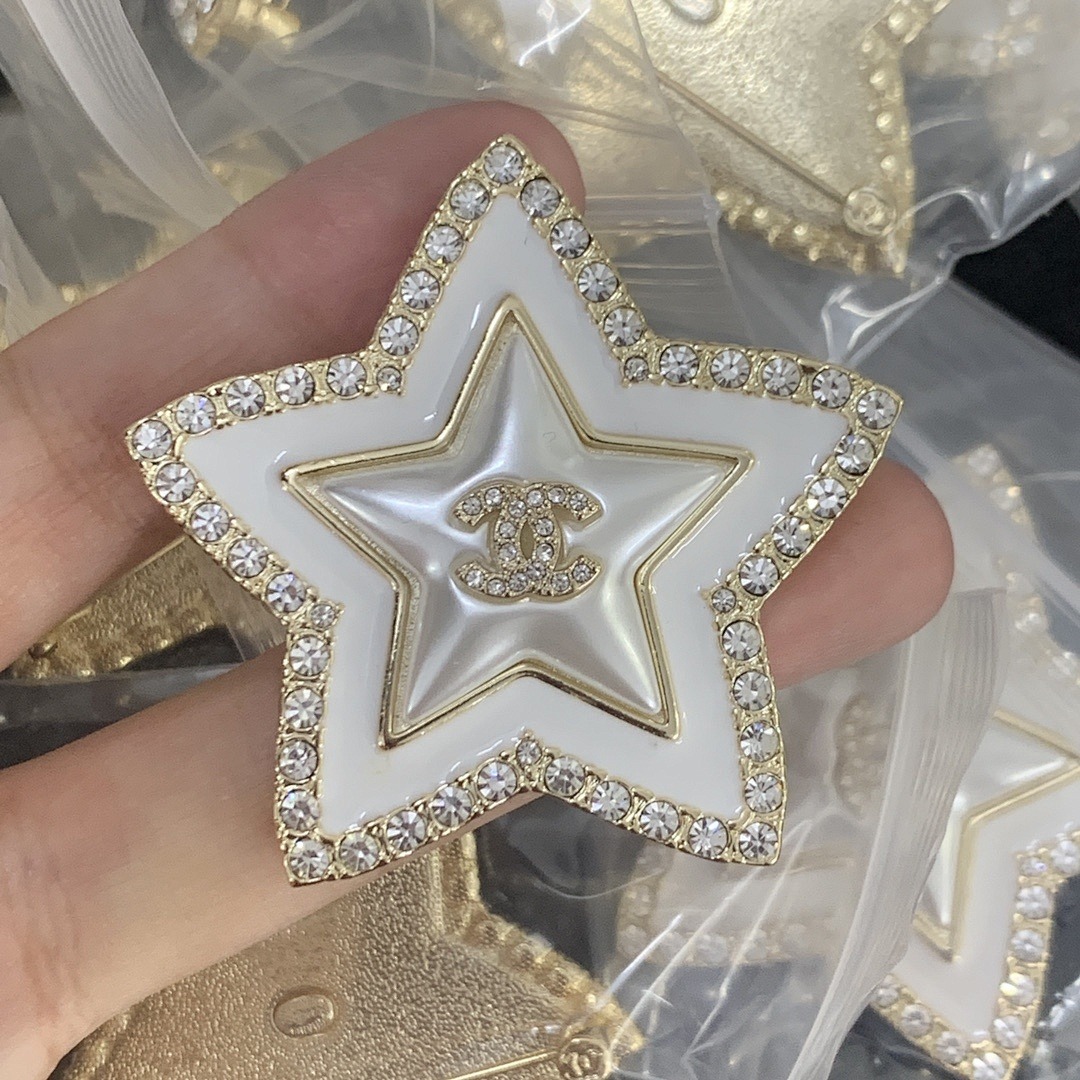 Brooch 26