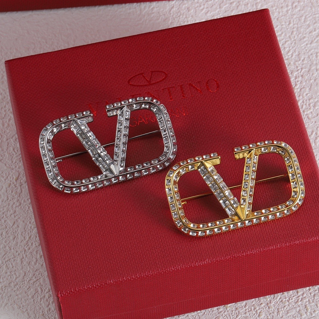 Brooch 106