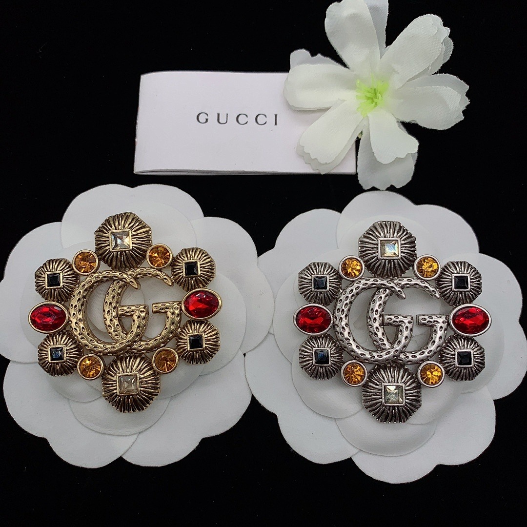Brooch 112
