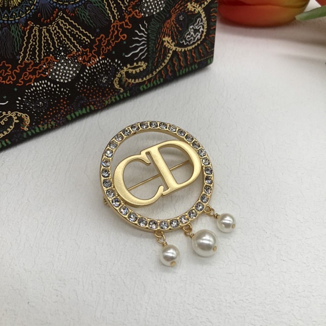 Brooch 216