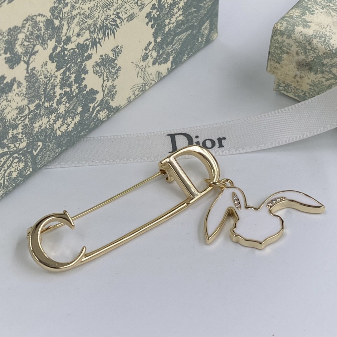 Brooch 221