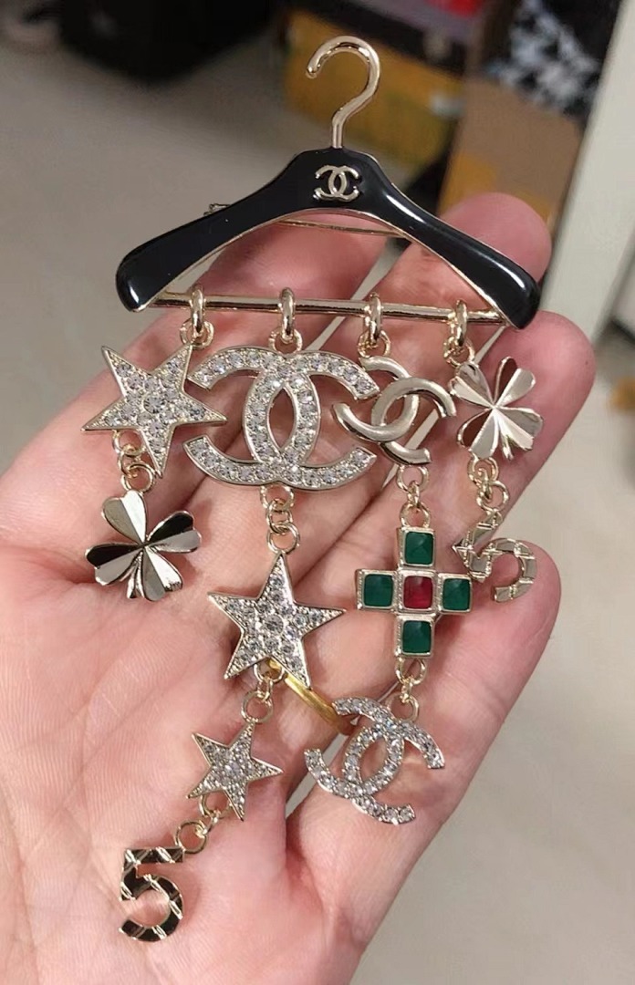 Brooch 281