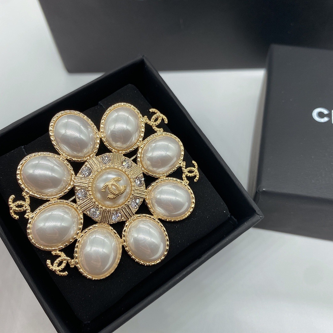 Brooch 401