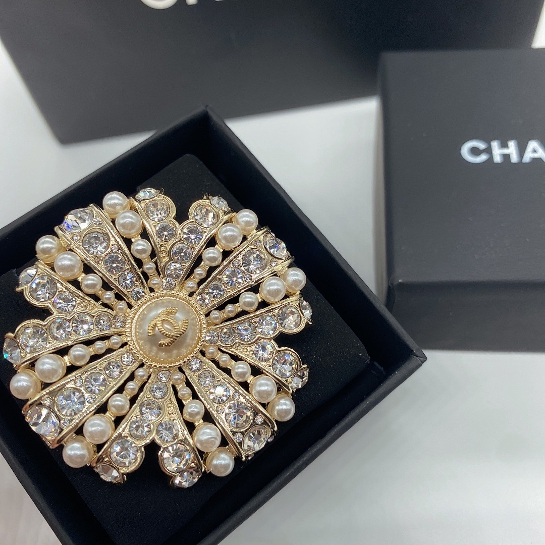 Brooch 402