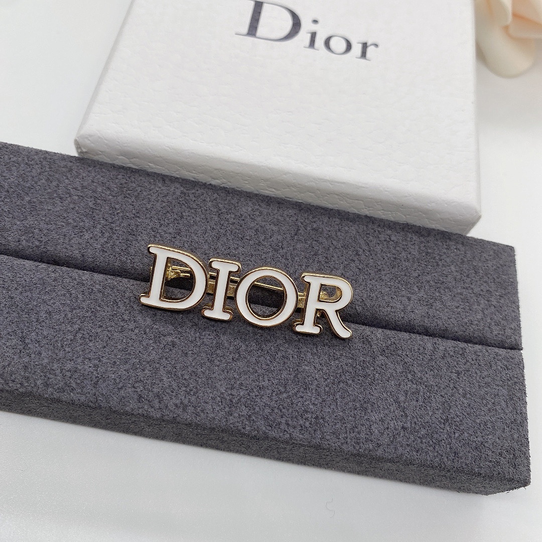 Brooch 465