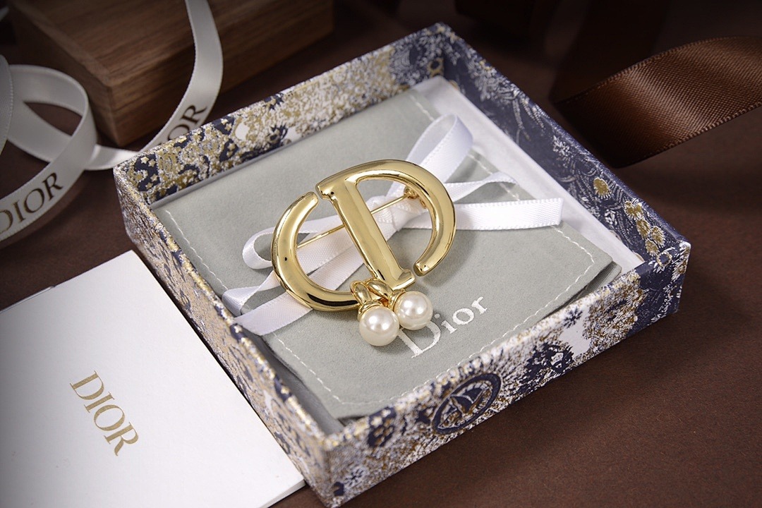 Brooch 470