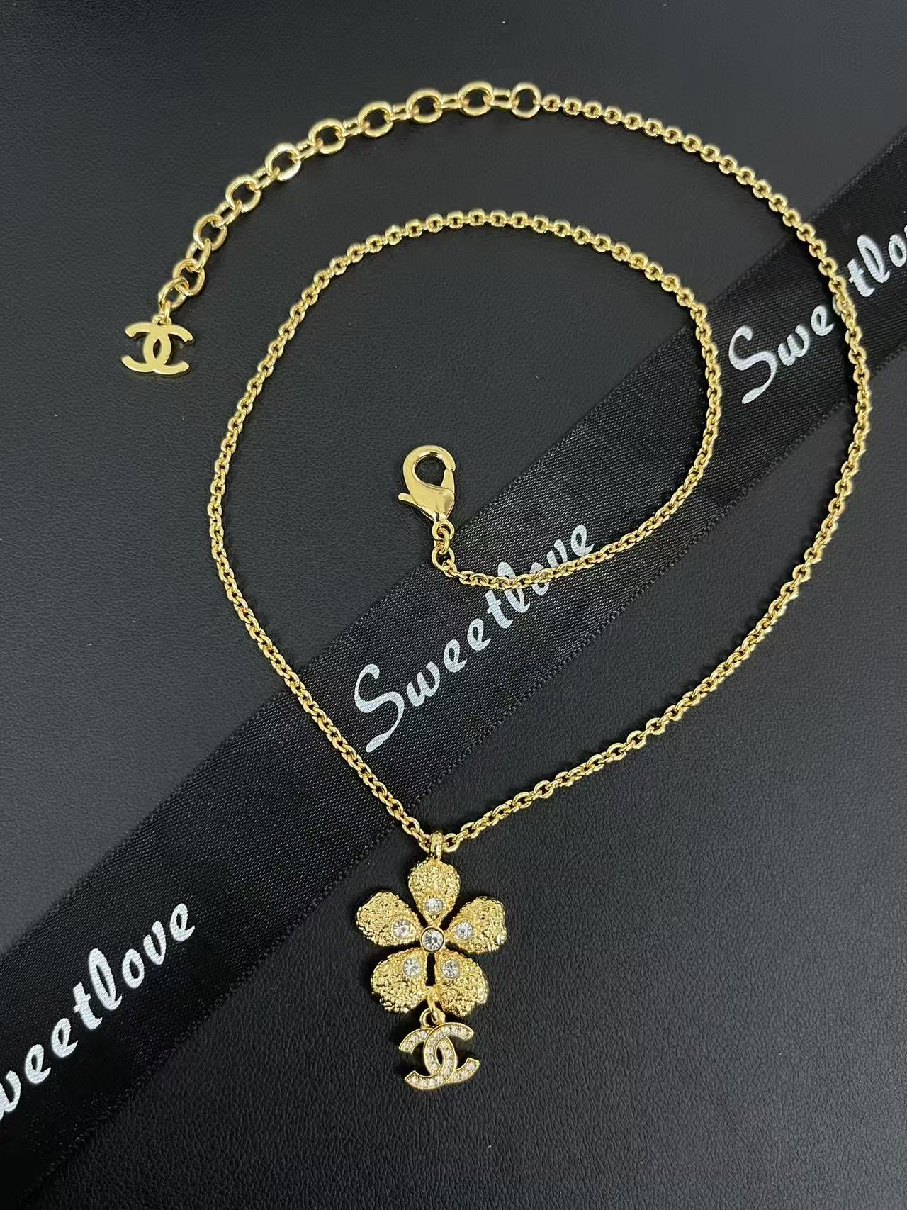 Oval Pendant Necklace