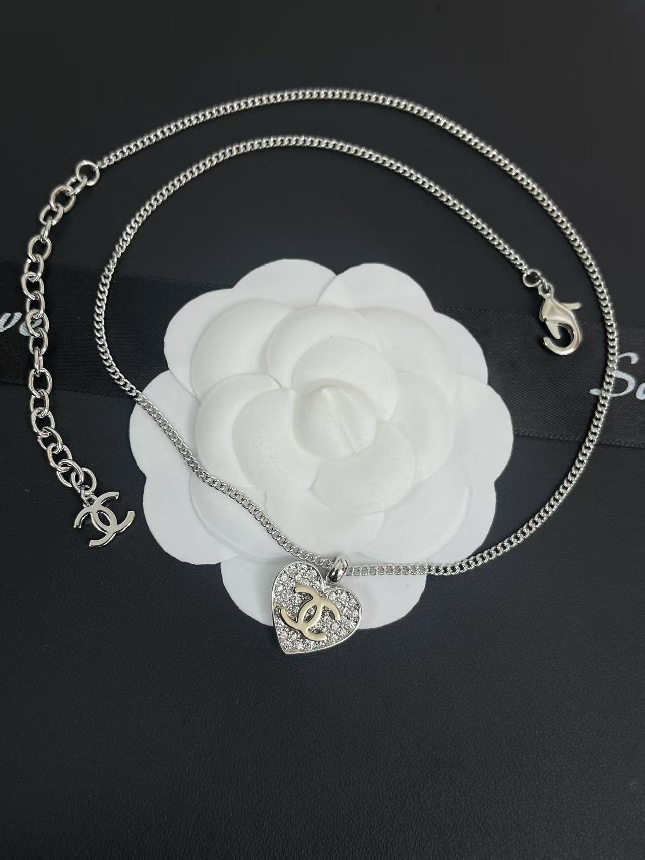 Ribbon Pendant Necklace