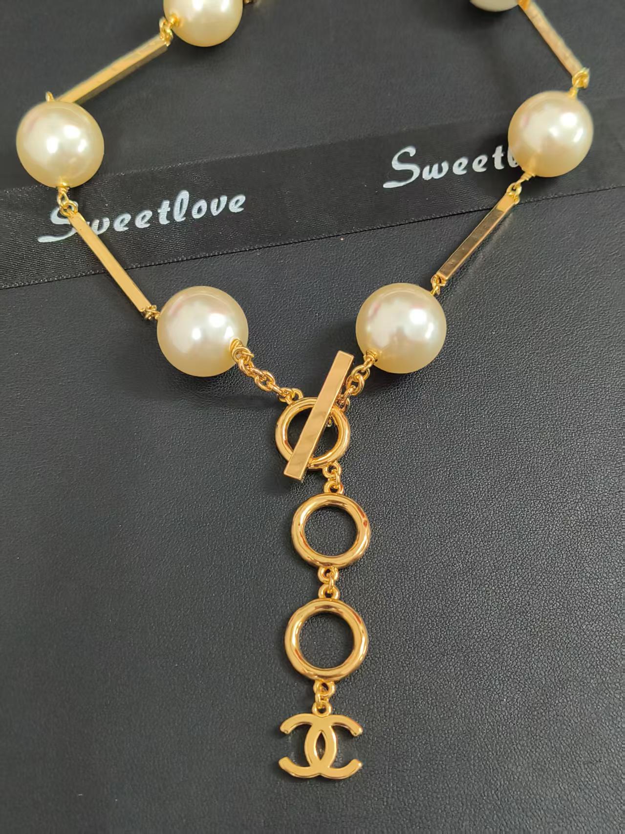 Ribbon Pendant Necklace