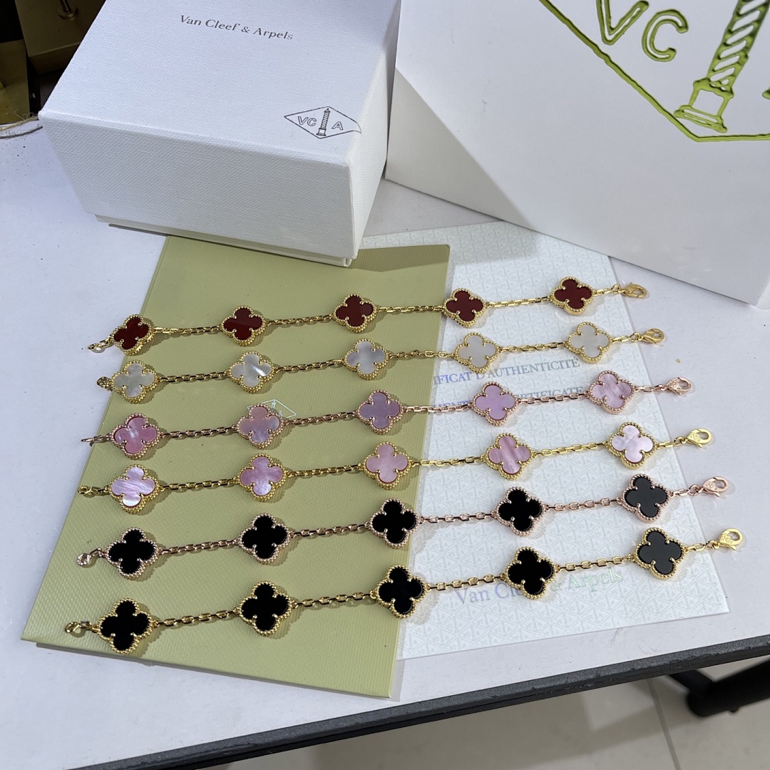 VCA Bracelet 17
