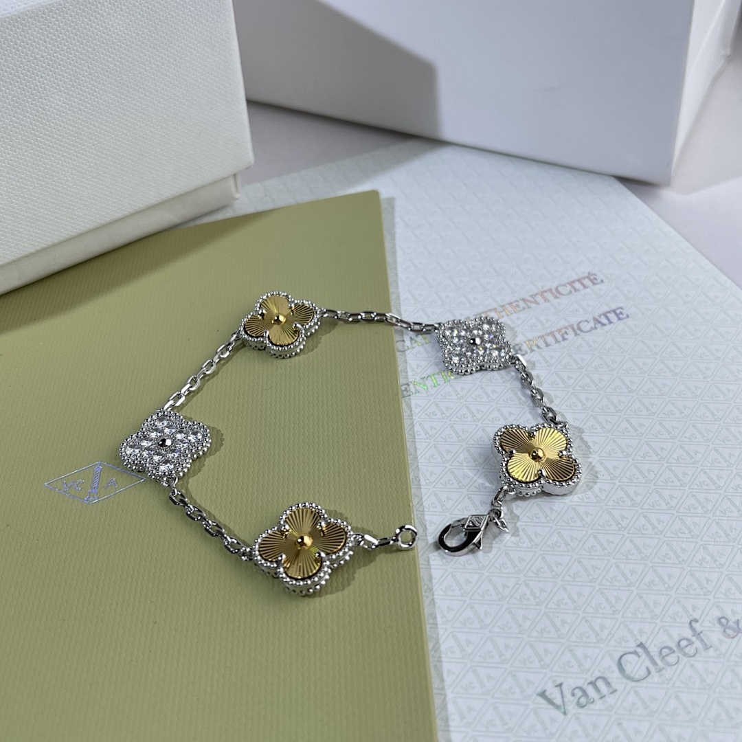 VCA Bracelet 21