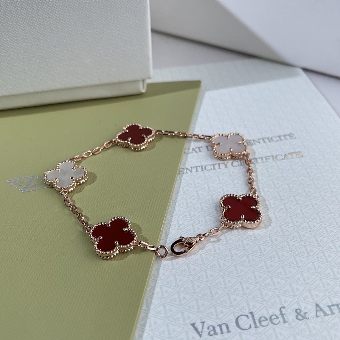 VCA Bracelet 22