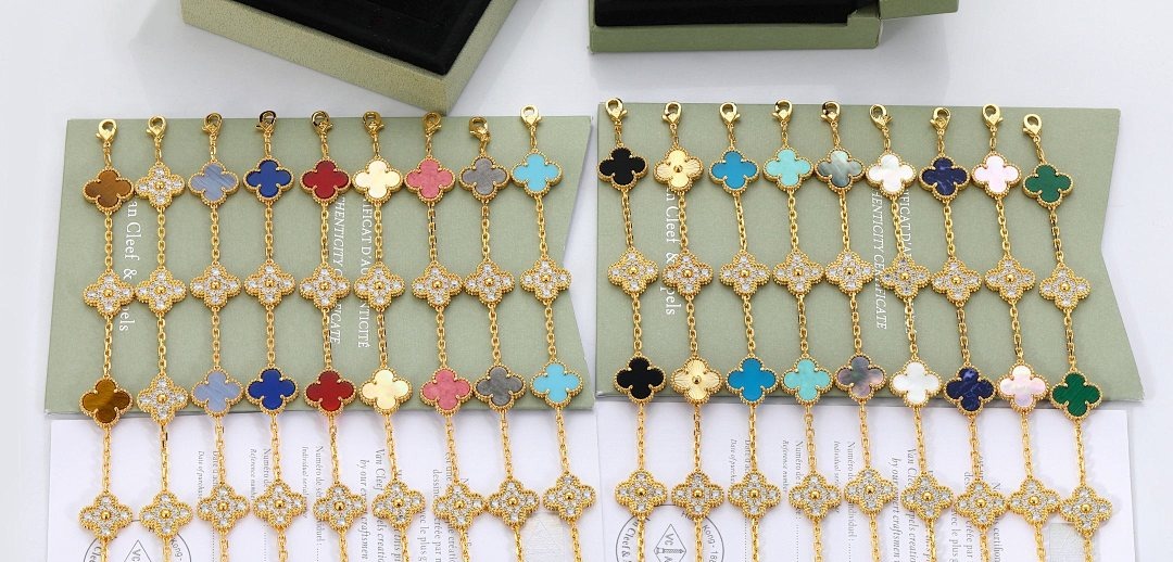 VCA Bracelet 26