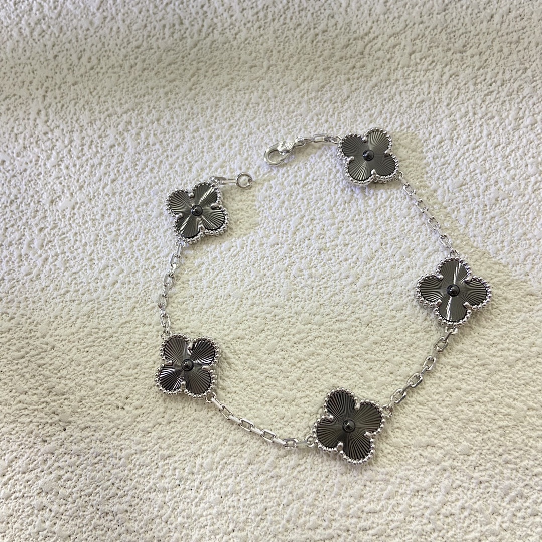 VCA Bracelet 52