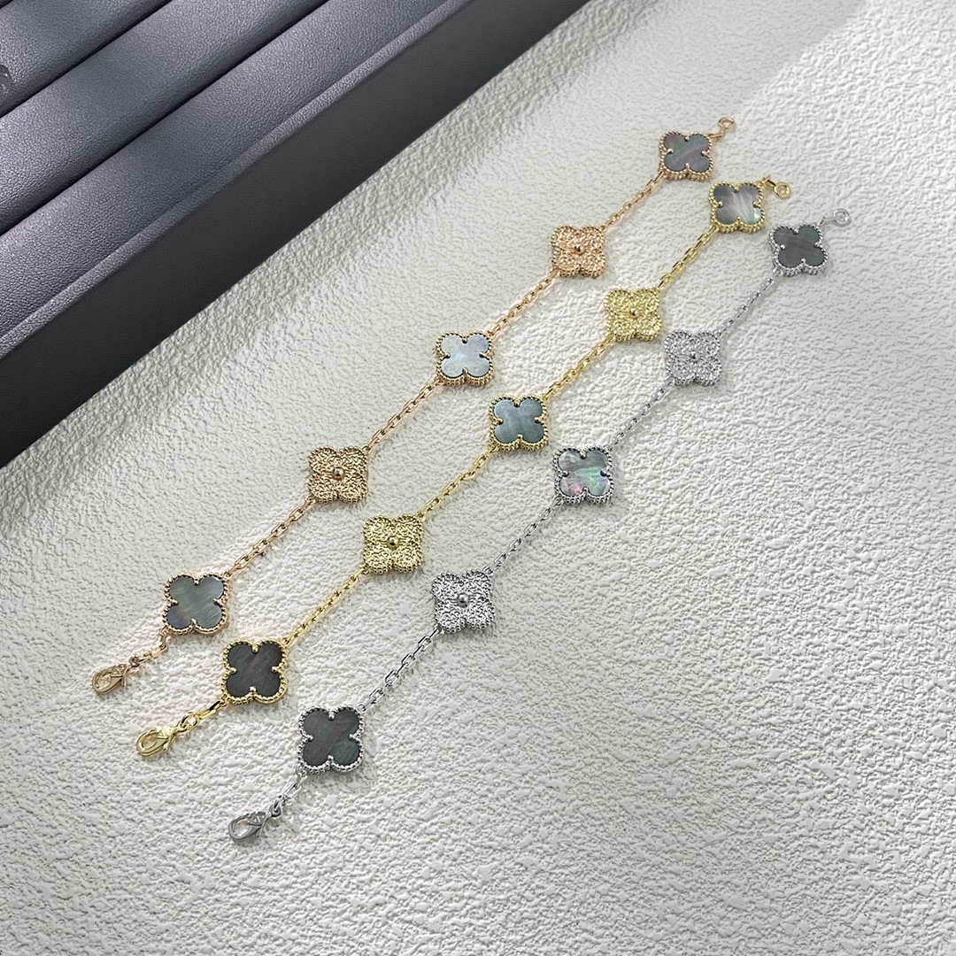 VCA Bracelet 61