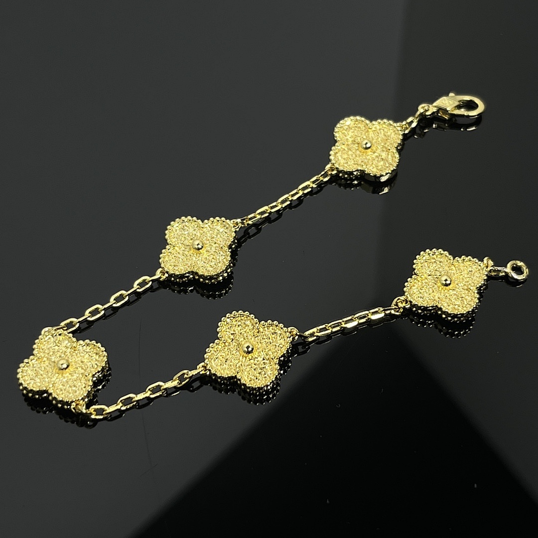 VCA Bracelet 64