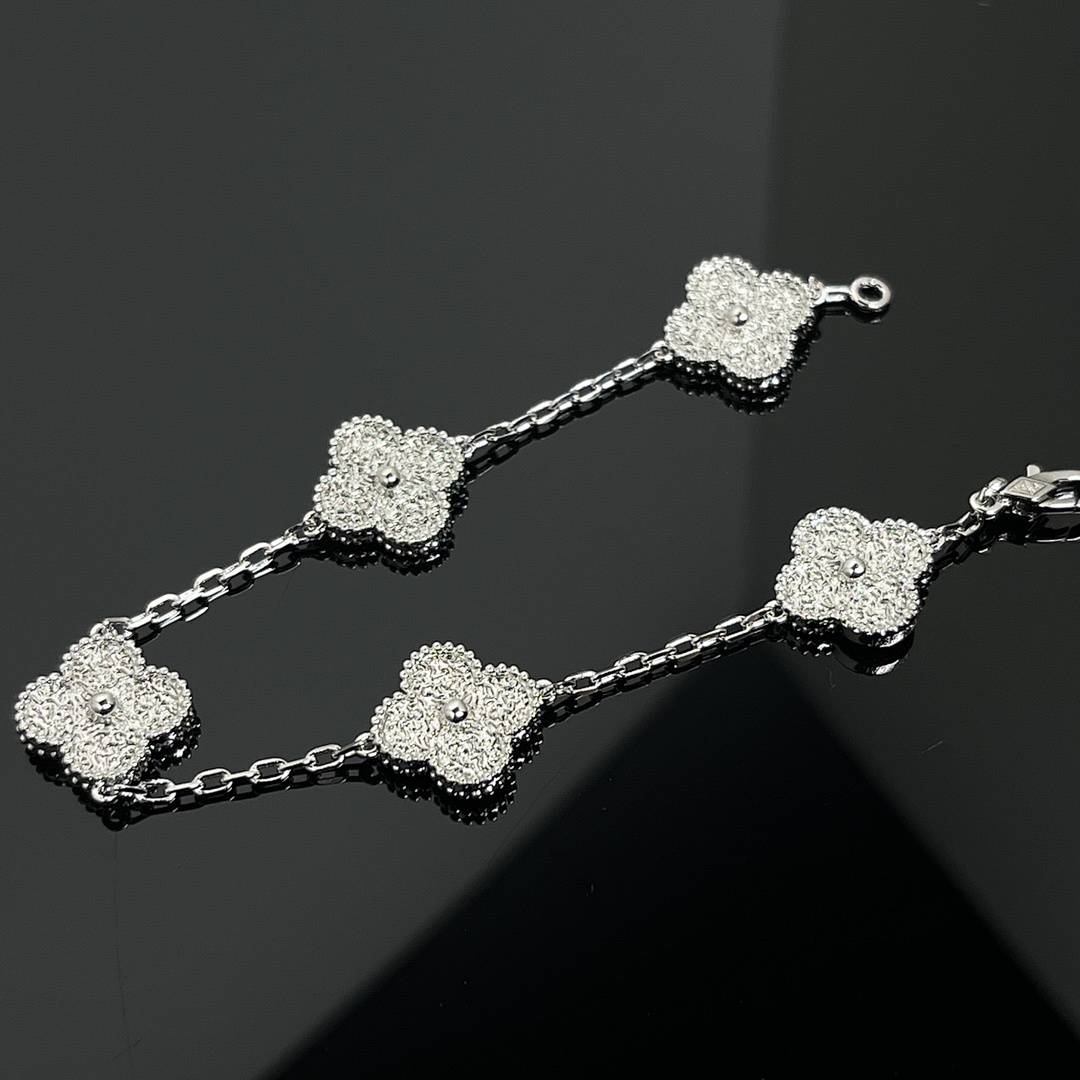 VCA Bracelet 66