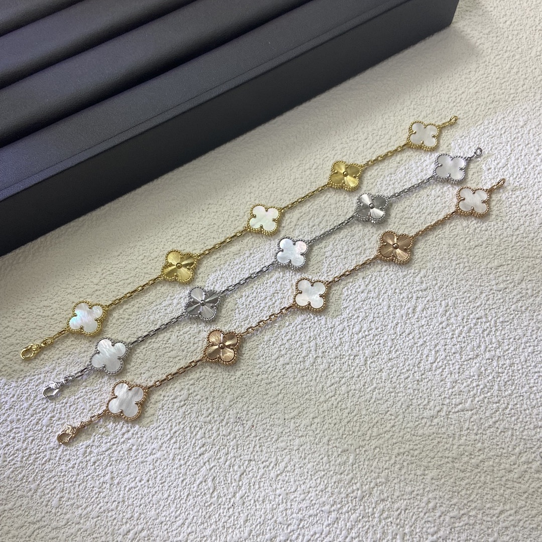 VCA Bracelet 67