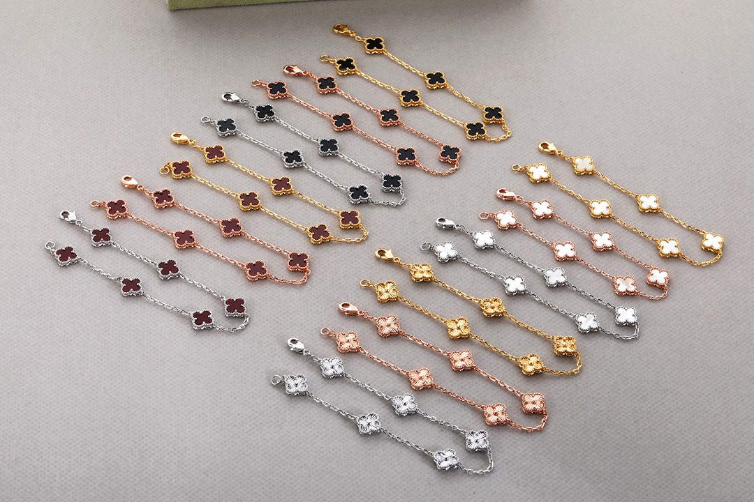 VCA Bracelet 77