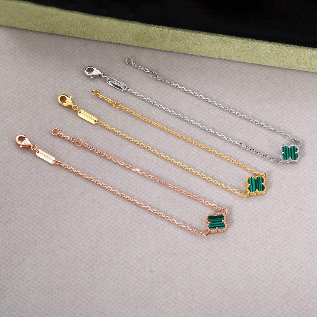 VCA Bracelet 82