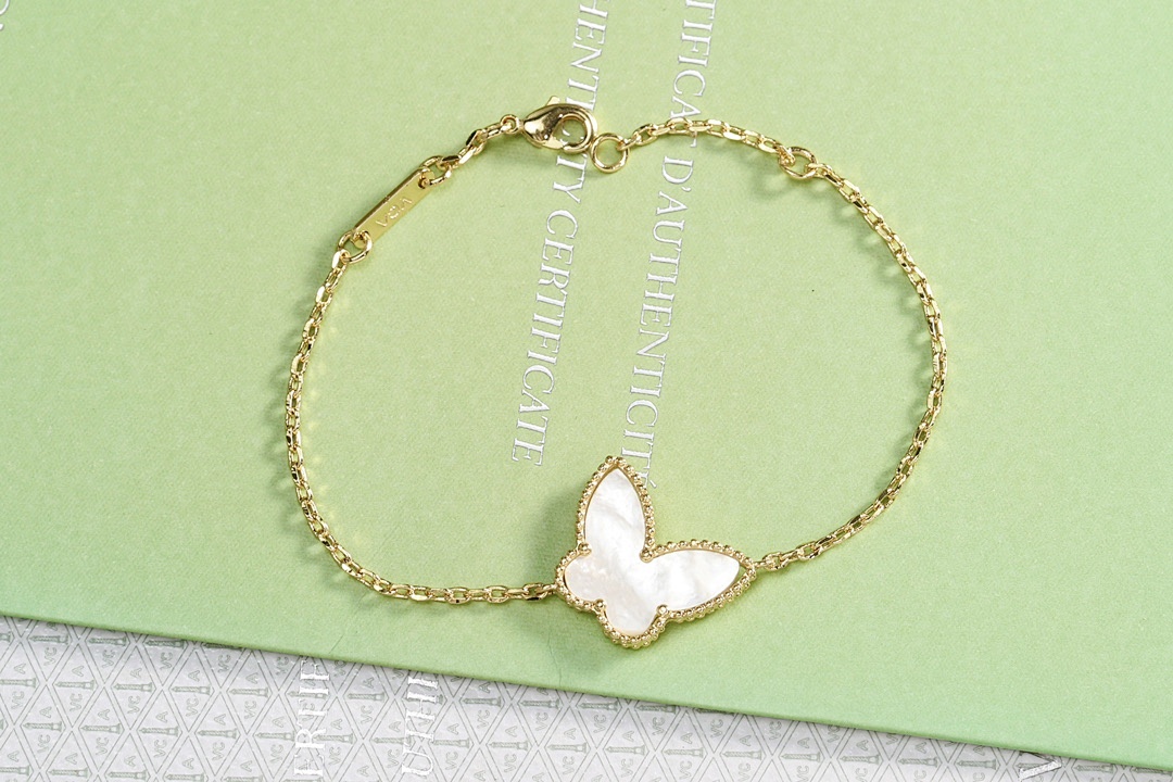 VCA Bracelet 105
