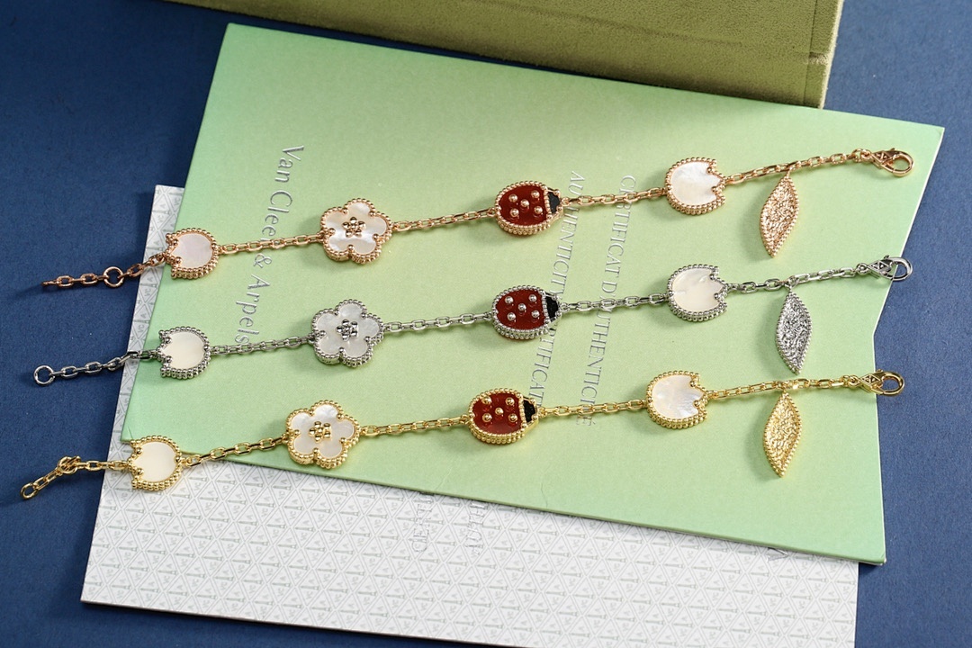VCA Bracelet 106