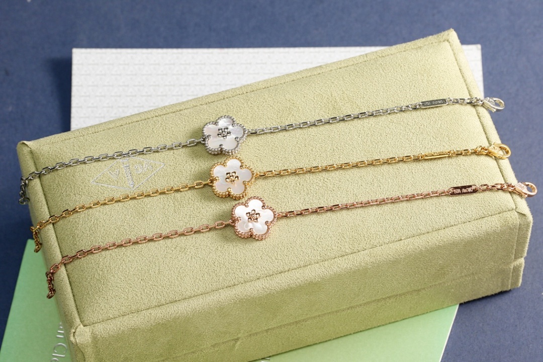 VCA Bracelet 107