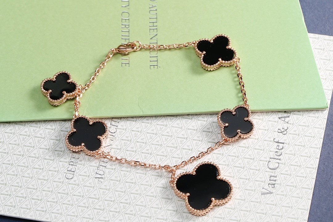 VCA Bracelet 109