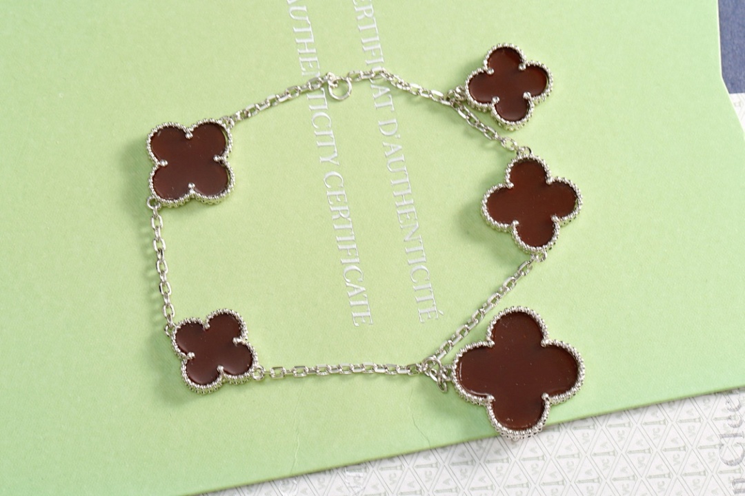 VCA Bracelet 110