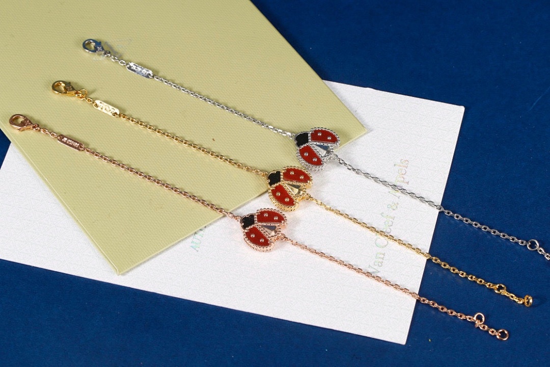 VCA Bracelet 111