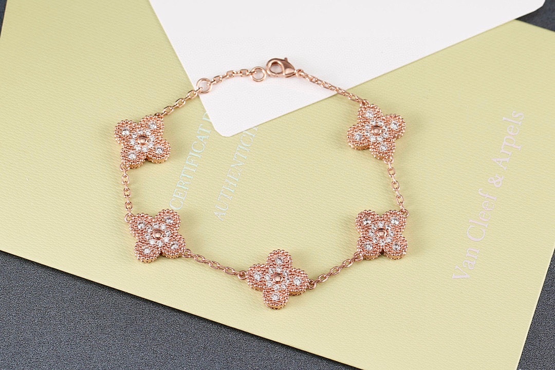 VCA Bracelet 114