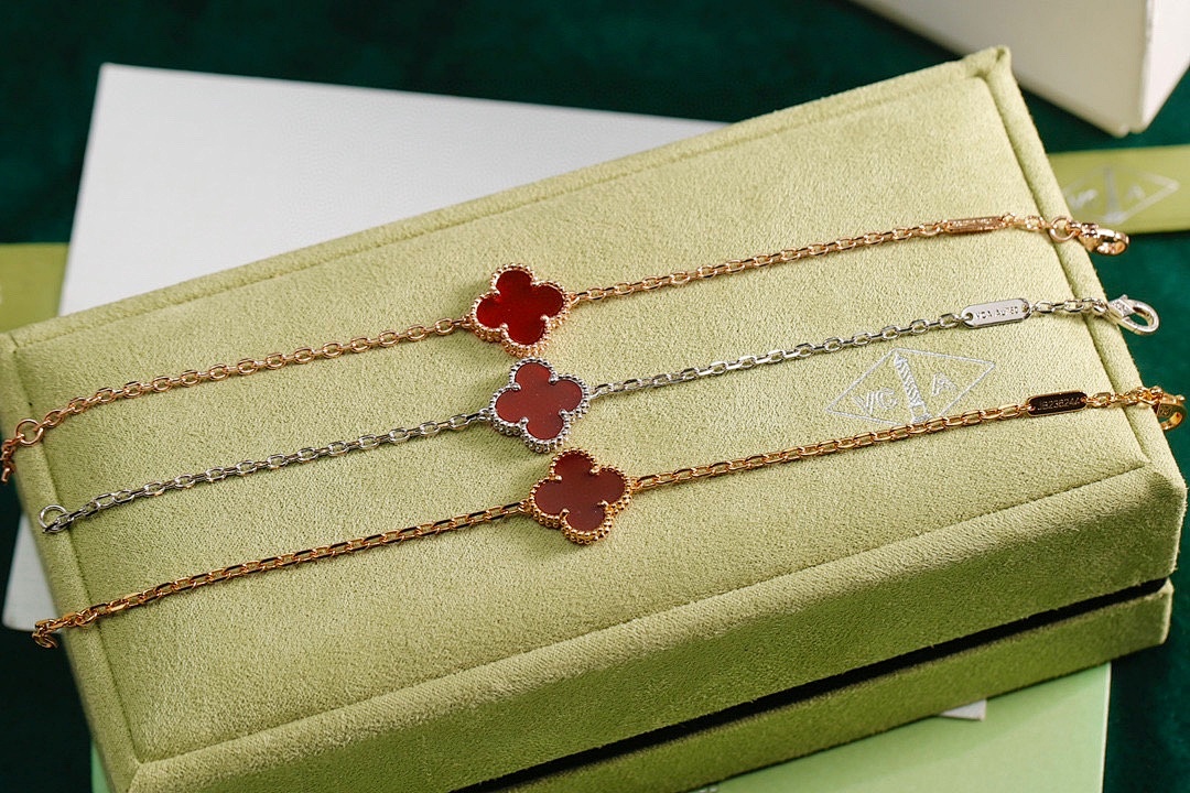 VCA Bracelet 118