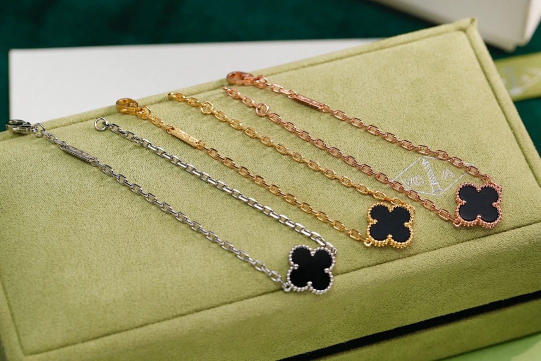 VCA Bracelet 120