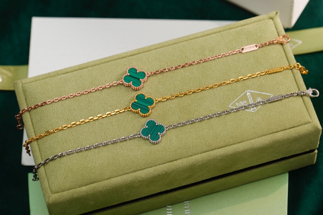 VCA Bracelet 124