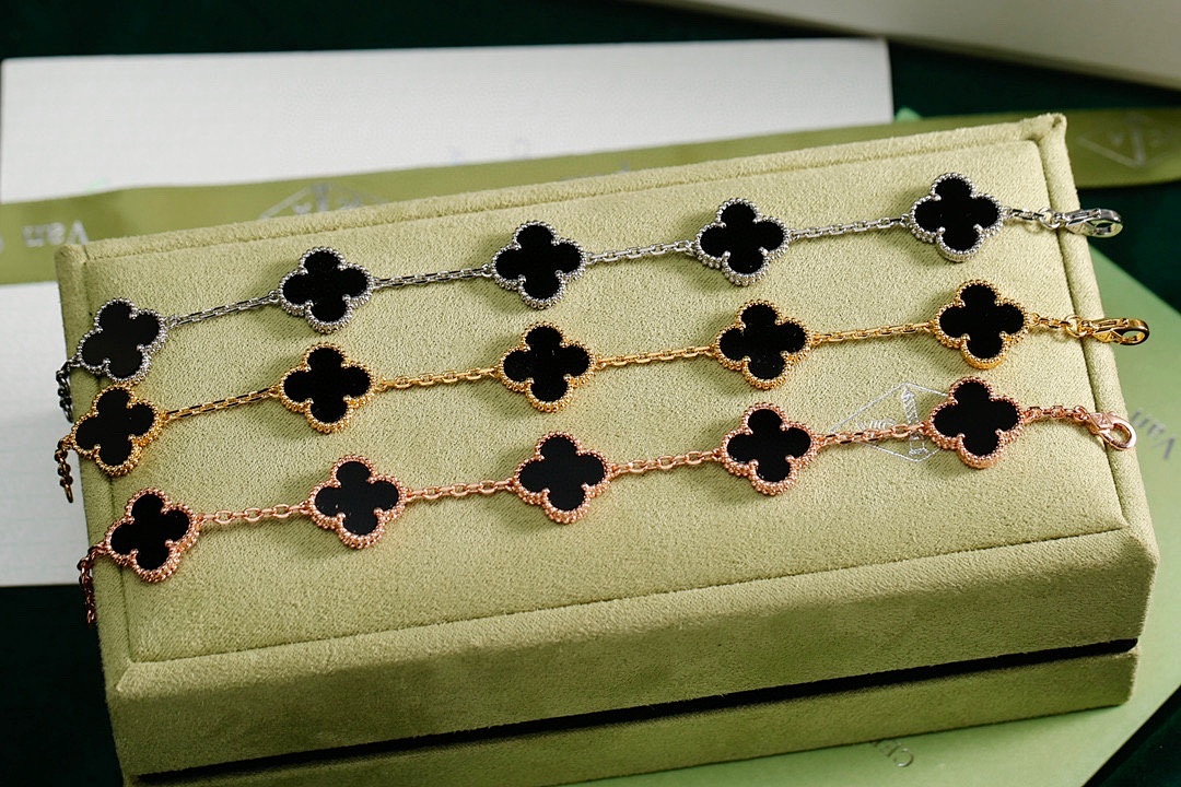 VCA Bracelet 126