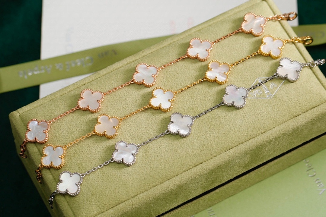 VCA Bracelet 127