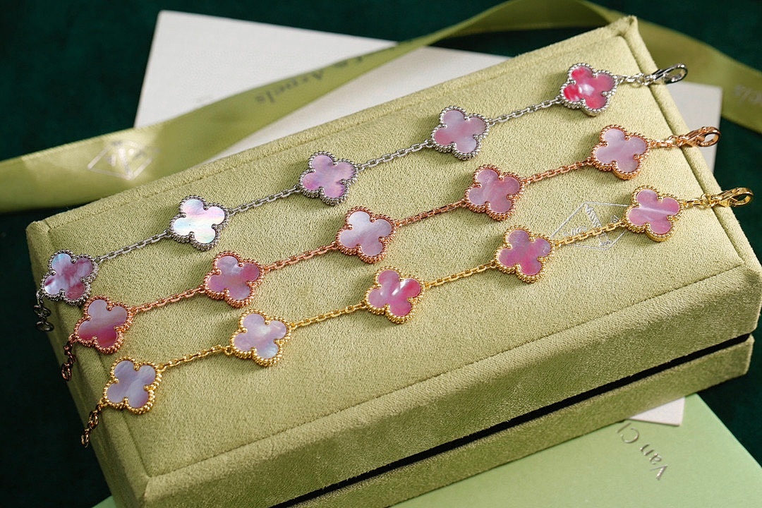 VCA Bracelet 128