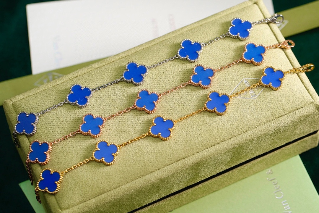 VCA Bracelet 129