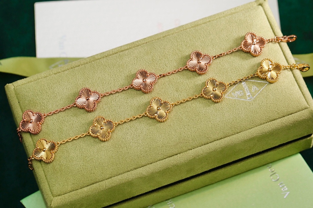 VCA Bracelet 131