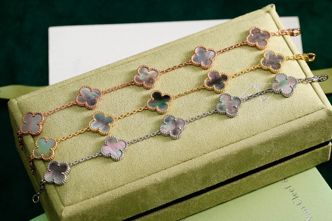 VCA Bracelet 132