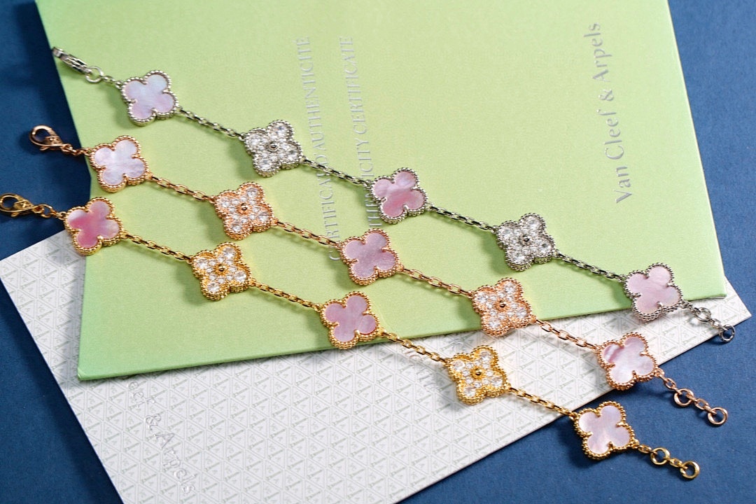 VCA Bracelet 137