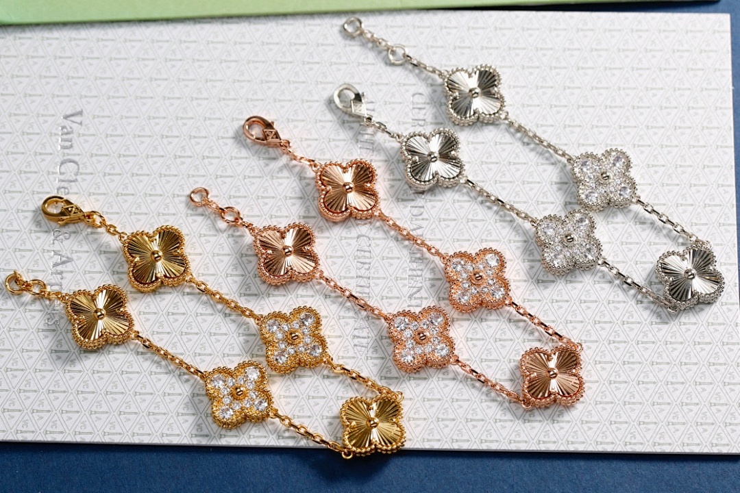 VCA Bracelet 139