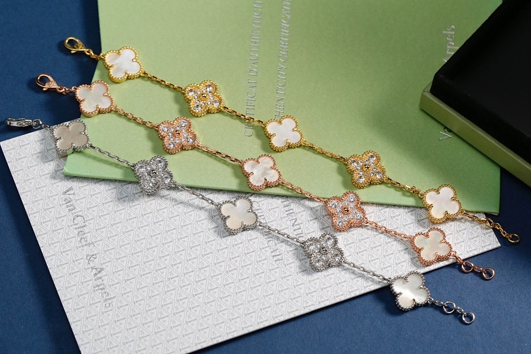 VCA Bracelet 140