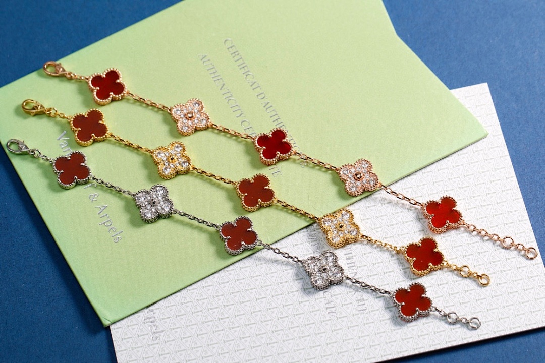 VCA Bracelet 142