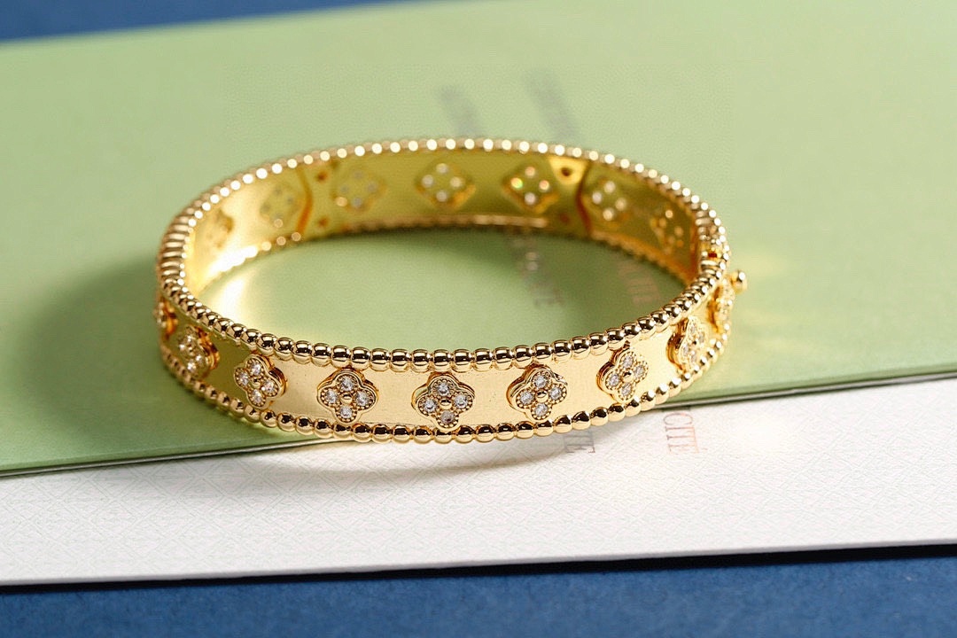 VCA Bracelet 151