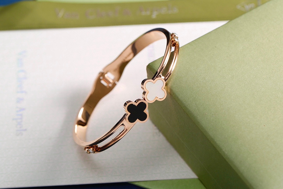 VCA Bracelet 153